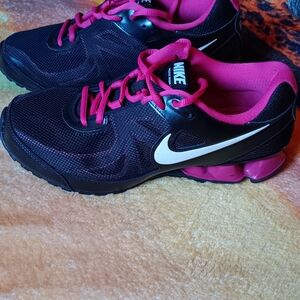 Nike Women's Black and Pink Athletic Shoes